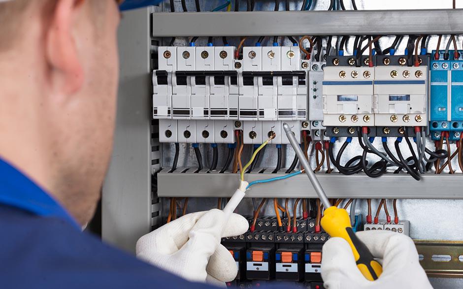 besoin d'un électricien Plaisir